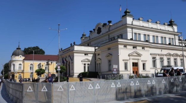 При засилена охрана и жандармерия с тежка техника в Народното